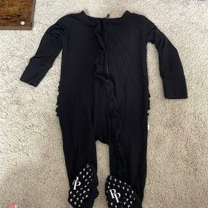 Posh Peanut ruffle butt sleeper 3-6M